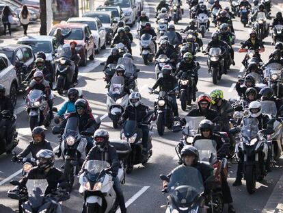 Marcha lenta de motoristas por el centro de la ciudad.  