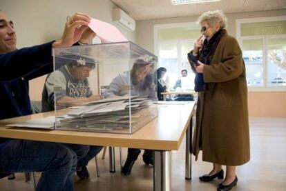 Una mesa electoral de la población de Albatarrec (Lleida) con una votante.