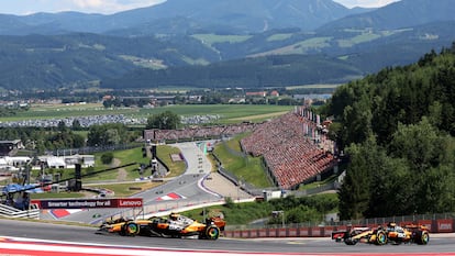 Lando Norris (izquierda) y Oscar Piastri durante la carrera del GP de Austria.