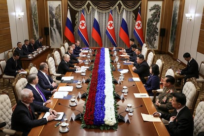 El presidente ruso, Vladímir Putin (cuarto por la izquierda), y el líder de Corea del Norte, Kim Jong-un (cuarto por la derecha), asisten a las conversaciones en Pyongyang.