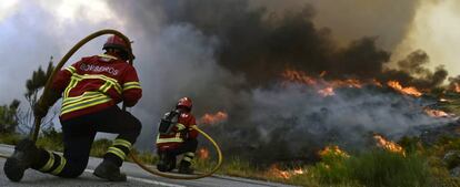 Bomberos trabajan en la extinci&oacute;n de un incendio la pasada semana.