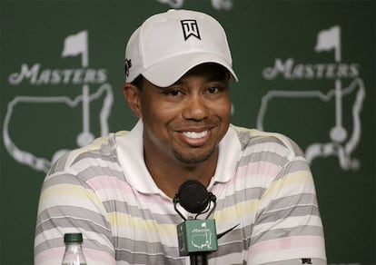 Tiger Woods atiende a la prensa durante el Masters de Augusta de 2010, torneo en el que volvió tras un parón de cinco meses a raíz de sus escándalos extramatrimoniales. A pesar del receso, Tiger siguió siendo número uno merced a una gran ventaja respecto a sus perseguidores. En Augusta firmó un cuarto puesto empatado, su mejor resultado del año junto con el del U.S. Open.