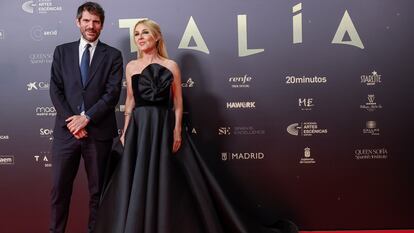 El ministro de Cultura, Ernest Urtasun, junto a la actriz Cayetana Guillén Cuervo, presidenta de la Academia de las Artes Escénicas, a su llegada a la alfombra roja de los premios Talía, este lunes en el teatro Español de Madrid.