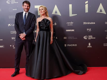 El ministro de Cultura, Ernest Urtasun, junto a la actriz Cayetana Guillén Cuervo, presidenta de la Academia de las Artes Escénicas, a su llegada a la alfombra roja de los premios Talía, este lunes en el teatro Español de Madrid.