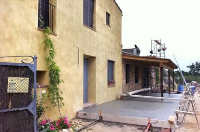 Masía en Corçà, en obras, comprada por Carles Manté en 2010.