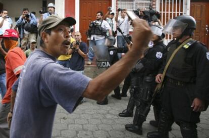 Un manifestante protesta por la destitución del alcalde liberal Hugo Barquero en Boaco.