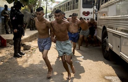 Membros de gangue presos em El Salvador.