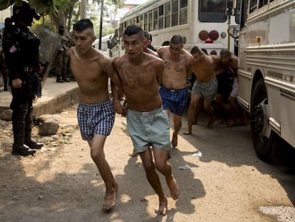 Membros de gangue presos em El Salvador.