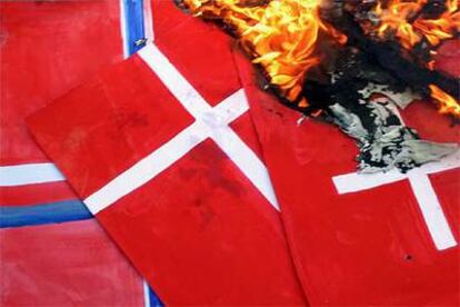 Banderas de Noruega, Dinamarca y Suiza arden en Karachi (Pakistán) durante una protesta por los dibujos del profeta.