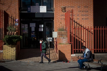 Dos personas junto al Centro de Servicios Sociales Pablo Neruda, en Puente de Vallecas, uno de los distritos con más deficiencias de trabajadores sociales.