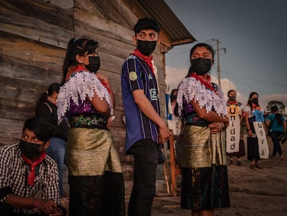Mujeres y hombres indígenas en el VIII Caracol Dolores Hidalgo, en Chiapas.