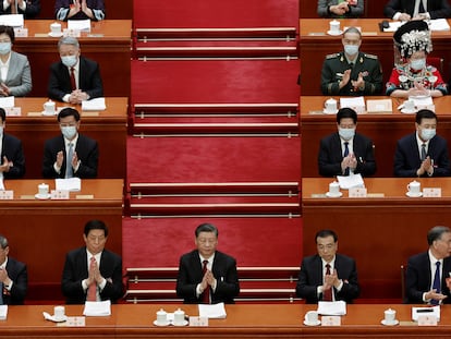 El presidente de China, Xi Jinping (centro), junto al primer ministro saliente, Li Keqiang (a su izquierda) y otros dirigentes de la cúpula de poder del país, durante la sesión inaugural de la Asamblea Popular Nacional, este domingo.