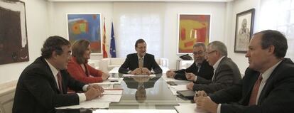 Rajoy re&uacute;ne por primera vez, mayo de 2013, a todos los agentes sociales en La Moncloa. En la parte superior de la imagen cuatro obras de arte contempor&aacute;neo.
