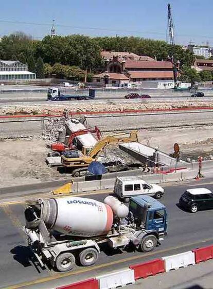 Una excavadora derriba un puente sobre el Manzanares.