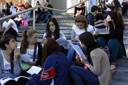 Unas estudiantes repasan sentadas en las escaleras de la Facultad de Odontología de la Universidad Complutense de Madrid momentos antes de presentarse a las pruebas de acceso a la selectividad que comienzan hoy en Madrid.