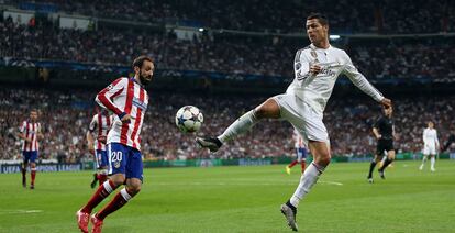 Ronaldo intenta controlar el balon ante Juanfran