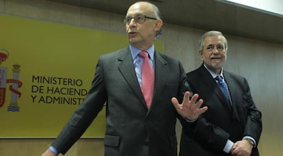 El ministro de Hacienda, Cristóbal Montoro, acompañado por el secretario de Estado de Administraciones Públicas, Antonio Beteta