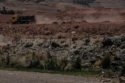 Un camión trabaja en la construcción de la pista de aterrizaje del nuevo aeropuerto de Chinchero.  