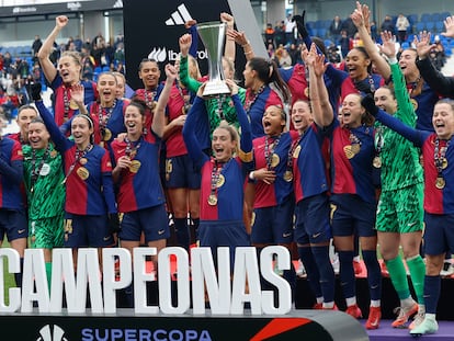 Las jugadoras del Barcelona celebran con el trofeo el triunfo ante el Real Madrid en la final de la Supercopa este domingo en Butarque (Leganés).