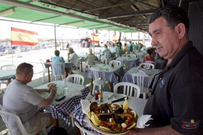 Food within easy reach of the beach: lunchtime at Pepe&#039;s Bar in Marbella.