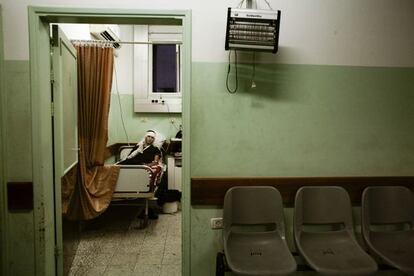 Omar, de 18 años, estaba en el mercado Shishaya con unos amigos cuando fue alcanzado por un proyectil. Dos de sus colegas murieron en la explosión. Él tiene metralla en su brazo roto, del que está siendo tratado en el hospital de Al Awda en Jabalyia, al norte de la Franja de Gaza. Save the Children está distribuyendo suministros a las clínicas y hospitales que, además, están sufriendo ataques. Al menos 24 centros de salud han sido destruidos o dañados a causa de los bombardeos, y ahora necesitan ser reparados o reconstruidos.