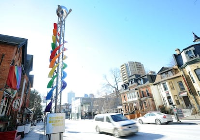 Toronto i The Village, centre cultural situat a Church-Wellesley (a la imatge) amb galeries, teatres i comerços, són una referència 'gay-friendly' per als viatgers LGBT a l'Amèrica del Nord.