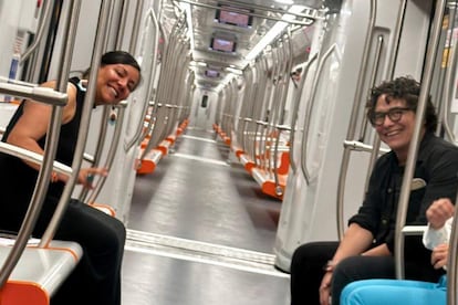 Ximena Guzmán y José Muñoz en el metro de Ciudad de México.