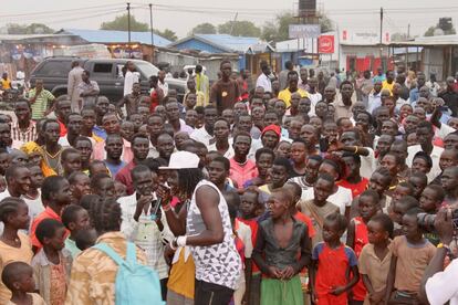 El intérprete Meen Mabior Meen, conocido como Menimen, canta una pieza de #Anataban durante un acto en Juba.