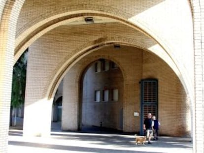 Arcadas de las viviendas Can Folch, en la Villa Olímpica.
