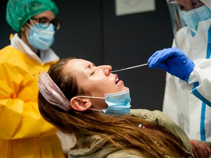 Un sanitario realiza un test de antígenos a una mujer en el distrito Ciutat Vella de Barcelona.