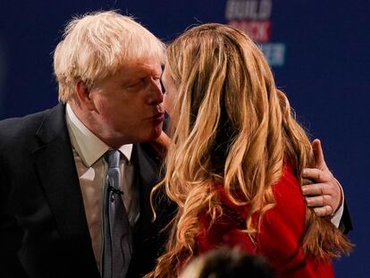 Boris Johnson besa este miércoles a su esposa, Carrie Johnson, al finalizar su discurso en el congreso del Partido Conservador en Mánchester (Inglaterra).