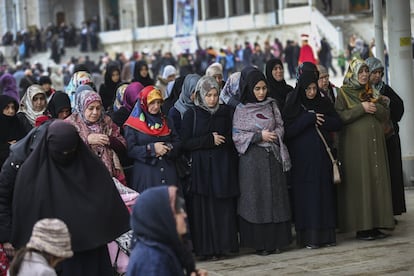 Mujeres realizan una plegaria en homenaje a las víctimas del supuesto ataque químico en Siria, en Estambul (Turquía).