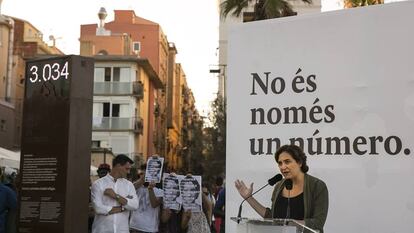 Colau, el 2016, davant del comptador de refugiats morts al Mediterrani.