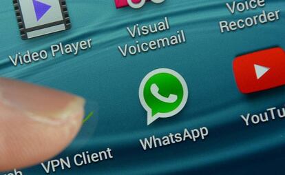 Logotip de WhatsApp en un mòbil.