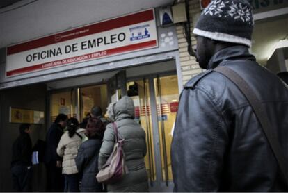 La cola del paro, en una oficina de los Servicios Públicos de Empleo, esta mañana en Madrid.