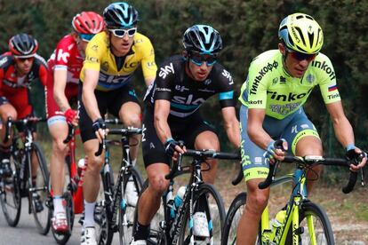 Contador tira del grupo, camino del Col d'Éze, seguido por Henao, Thomas, Zakarin y Porte.