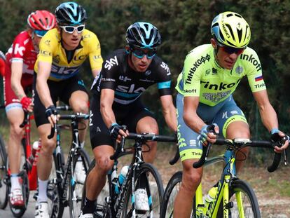 Contador tira del grupo, camino del Col d'Éze, seguido por Henao, Thomas, Zakarin y Porte.