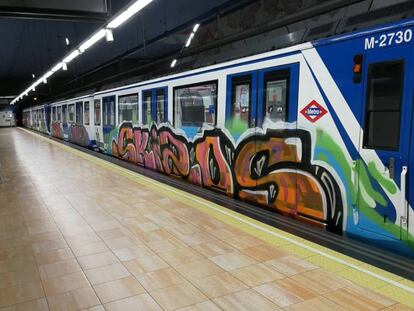 Pintadas en un tren del metro de Madrid, el pasado jueves.
