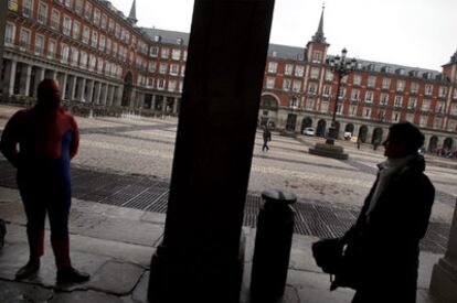 Un hombre disfrazado de Spiderman en la plaza Mayor