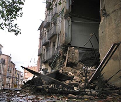 Estado en que quedó el edificio que se desplomó ayer en la calle de Sant Mateu, en Alcoi.