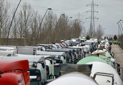 Decenas de camiones estacionados el martes en el polígono de Amazon en la localidad madrileña de Parla.