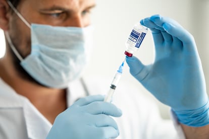 Un profesional sanitario prepara una dosis de la vacuna triple vírica