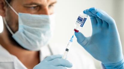 Un profesional sanitario prepara una dosis de la vacuna triple vírica