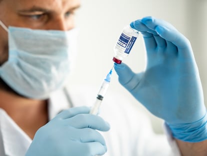 Un profesional sanitario prepara una dosis de la vacuna triple vírica.