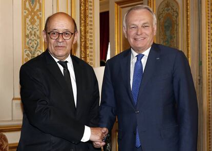 El exministro de Exteriores Jean-Marc Ayrault (D) y su sucesor, Jean-Yves Le Drian