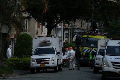 Equipos forenses trasladan uno de los cuerpos de los fallecidos en el accidente.