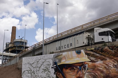 Un mural representa a los mineros frente a la fábrica de ICL, en la mina de Cabanasses (Súria), donde se procesa la potasa.