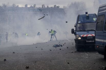 Hacía semanas que no se veían en París escenas de saqueos y enfrentamientos como éstas, que recuerdan a las que se registraron en los mismos Campos Elíseos a finales de noviembre y principios de diciembre. En la imagen, un grupo de violentos lanzan objetos a los furgones de los gendarmes franceses durante la protesta en París.