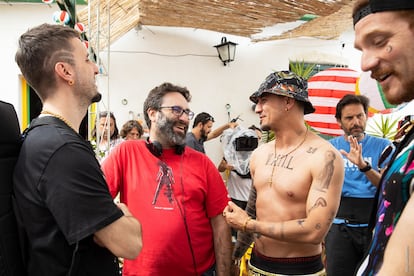 Desde la izquierda, Julián López, el director Carlos Theron y Carlos Librado, en el rodaje de 'Operación Camarón'.