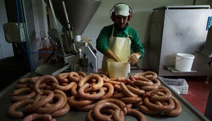 Un trabajador elabora chorizos en una f&aacute;brica de Extremadura. 